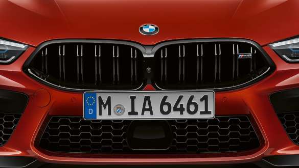 M špecifická dvojitá mriežka chladiča. BMW M8 Competition Cabrio s M špecifickou dvojitou mriežkou chladiča.