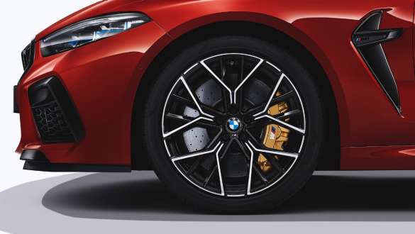 20'' M disky kolies z ľahkej zliatiny 811 M Bicolour. BMW M8 Competition Cabrio s 20'' M diskami kolies z ľahkej zliatiny 811 M Bicolour.