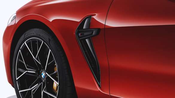 M špecifické bočné mriežky v čiernej farbe. BMW M8 Competition Cabrio s M špecifickými bočnými mriežkami v čiernej farbe.