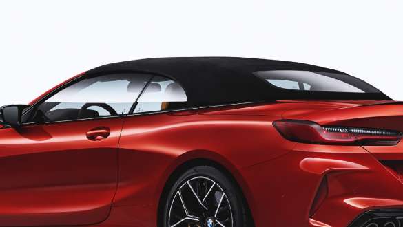 Čierna plátená strecha. BMW M8 Competition Cabrio s čiernou plátenou strechou.