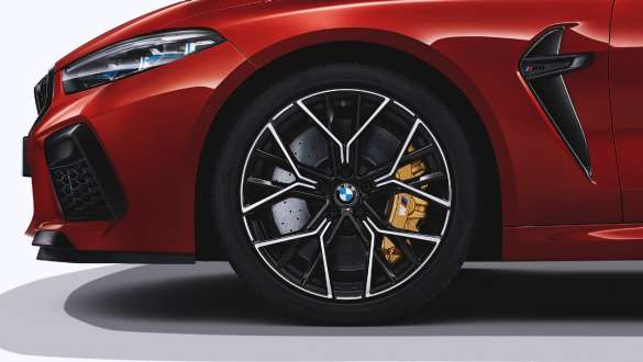 Konfigurovateľná M brzda. BMW M8 Competition Cabrio s konfigurovateľnými M brzdami.