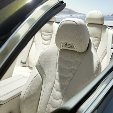 BMW M850i xDrive Cabrio, multifunkčné sedadlá pre vodiča a spolujazdca. BMW M850i xDrive Cabrio v metalickej farbe Dravit Grey s otvorenou strechou, interiér s multifunkčnými sedadlami s koženým čalúnením BMW Individual Merino Ivory White.