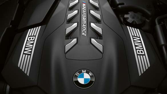 Benzínový 8-valec M TwinPower Turbo BMW M850i xDrive Cabrio G14 LCI Facelift 2022 BMW M850i xDrive Cabrio G14 LCI Facelift 2022 benzínový 8-valec M TwinPower Turbo detailný pohľad