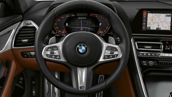 M kožený volant. Kokpit BMW M850i xDrive Coupé s M koženým volantom.