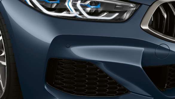 Vzduchové vstupy M aerodynamického balíka. BMW M850i xDrive Coupé v metalickej farbe Barcelona Blue s M aerodynamickým balíkom, prívody vzduchu.