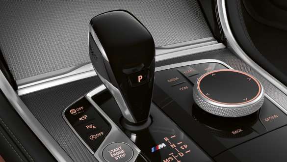 Sklenená aplikácia „CraftedClarity“. BMW M850i xDrive, interiér, detail radiacej páky so sklenenou aplikáciou „CraftedClarity“.