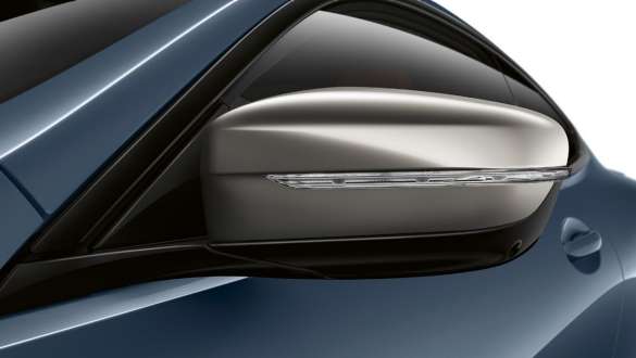 Kryt spätného zrkadla v úprave Galvanic Cerium Grey. BMW M850i xDrive Coupé v metalickej farbe Barcelona Blue, kryt spätného zrkadla v úprave Galvanic Cerium Grey.