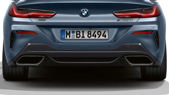 Koncovky výfuku vľavo a vpravo. BMW M850i xDrive Coupé s koncovkami výfuku vľavo a vpravo.