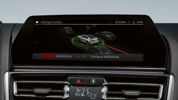 Driving Assistant Professional. BMW radu 8 Coupé M s funkciou Driving Assistant Professional.