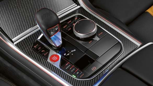 M volič prevodových stupňov. M volič prevodových stupňov v BMW M8 Competition Coupé.
