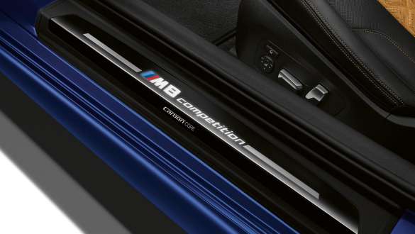 Nástupný prah s označením M8 Competition. Nástupný prah BMW M8 Competition Coupé s označením M8 Competition.
