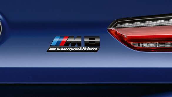 Nápis M8 Competition. Nápis M8 Competition modelu BMW M8 Competition Coupé.