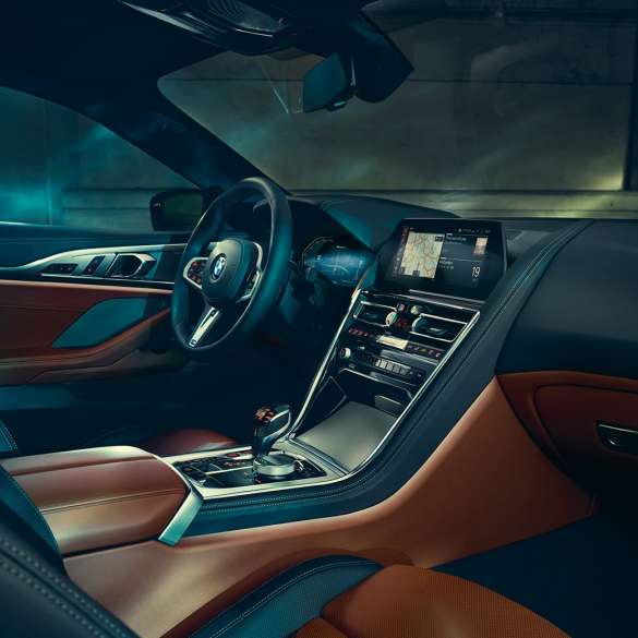 BMW M850i xDrive Coupé, kokpit. BMW M850i xDrive Coupé, kokpit s BMW Live Cockpit Professional a M koženým volantom.
