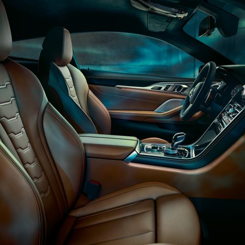 BMW M850i xDrive Coupé, interiér. BMW M850i xDrive Coupé, interiér s multifunkčnými sedadlami čalúnenými kožou BMW Individual „Merino“ Tartufo/Black.