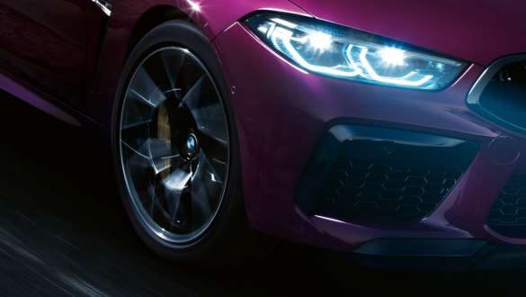 BMW M8 Competition Gran Coupé s Adaptívnym M podvozkom BMW M8 Competition Gran Coupé s Adaptívnym M podvozkom F93 2020 Individual metalíza Ametrine detailný predný pohľad
