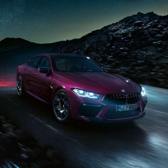 BMW M8 Competition Gran Coupé predobočný pohľad BMW M8 Competition Gran Coupé F93 2020 BMW Individual metalíza Ametrine predobočný pohľad