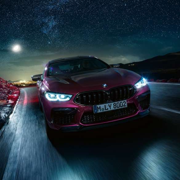 BMW M8 Competition Gran Coupé predný jazdný pohľad BMW M8 Competition Gran Coupé F93 2020 BMW Individual metalíza Ametrine predný jazdný pohľad