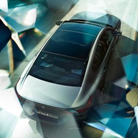Panoramatická sklenená strecha BMW M850i xDrive Gran Coupé Panoramatická sklenená strecha BMW M850i xDrive Gran Coupé G16 2019 BMW Individual metalíza Frozen Bluestone pohľad zhora