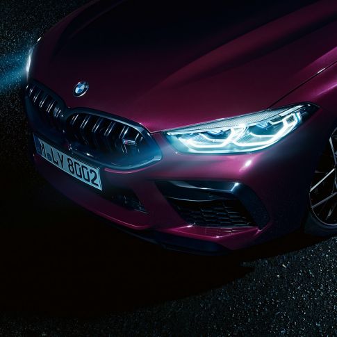 BMW M8 Competition Gran Coupé detailný predný bočný pohľad BMW M8 Competition Gran Coupé so svetlami BMW Laserlight F93 2020 BMW Individual metalíza Ametrine detailný predný bočný pohľad