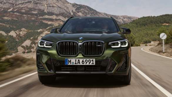 M Sport podvozok BMW X3 M40i M40d G01 LCI Facelift 2021 predný pohľad jazdný BMW X3 M40i M40d G01 LCI Facelift 2021 metalíza Malachite Green M Sport podvozok predný pohľad jazdný