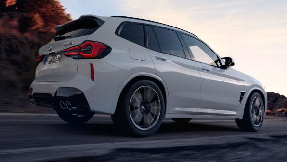 M xDrive BMW X3 M F97 LCI Facelift 2021 BMW X3 M F97 LCI Facelift 2021 M xDrive Alpine White zadobočný pohľad zdola