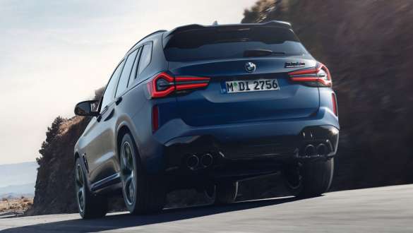 M xDrive BMW X3 M Competition F97 LCI Facelift 2021 BMW X3 M Competition F97 LCI Facelift 2021 metalíza Frozen Marina Bay Blue zadný jazdný záber zdola M xDrive