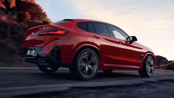 M xDrive BMW X4 M F98 LCI Facelift 2021 BMW X4 M F98 LCI Facelift 2021 M xDrive zadobočný pohľad jazdný na ceste
