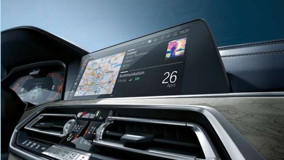 BMW X7 M s funkciou BMW Live Cockpit Professional Šikmý nízky uhol záberu BMW Live Cockpit Professional modelu BMW X7 M, G07