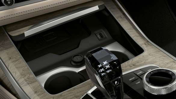 Držiaky na nápoje s reguláciou teploty v BMW X7 M BMW X7 M, interiér, detail stredovej konzoly so zameraním na držiak na nápoje s reguláciou teploty, G07