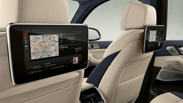 BMW X7 M so zábavou na zadných sedadlách Professional BMW X7 M, interiér, šikmý pohľad na zábavu na zadných sedadlách Professional na zadnej strane predných sedadiel, G07