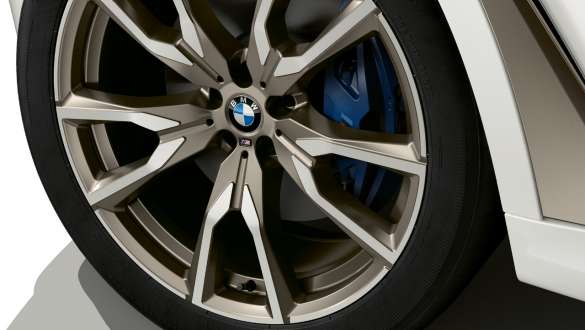 BMW X7 M s M Sport brzdami BMW X7 M s M Sport brzdami, G07, detail kolesa z ľahkej zliatiny