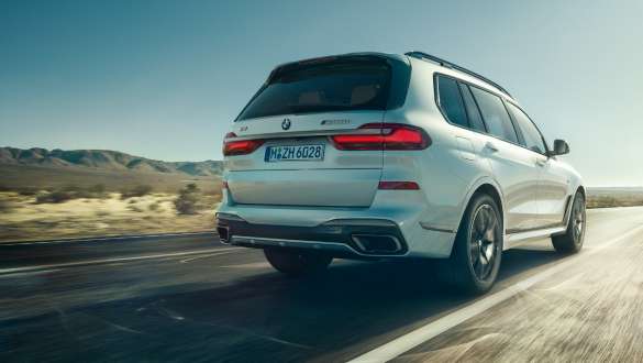 BMW X7 M s Executive Drive Pro BMW X7 M s riadiacim systémom podvozka Executive Drive Pro, G07, trojštvrťový zadný pohľad