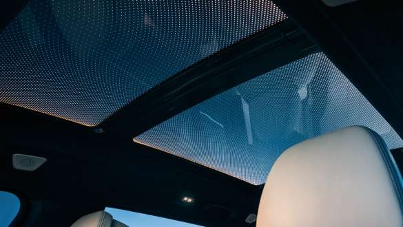 BMW X7 M s panoramatickou sklenenou strechou Sky Lounge BMW X7 M, interiér s panoramatickou sklenenou strechou Sky Lounge, G07