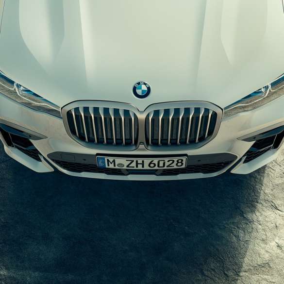 BMW X7 M automobily, predná časť s BMW mriežkou chladiča BMW X7 M automobily M50d a M50i, predná časť a kapota motora z pohľadu z vtáčej perspektívy, G07, 2019