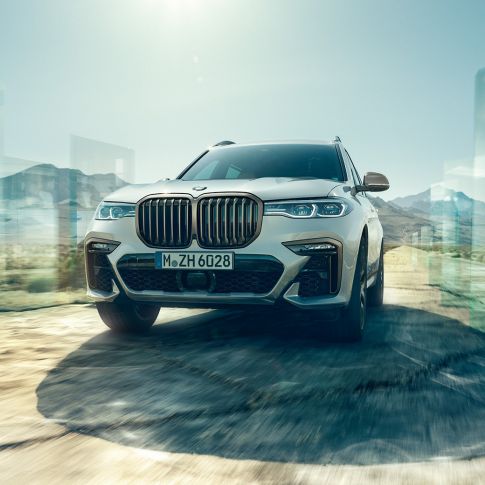 BMW X7 M50d, predný pohľad BMW X7 M50d vo farbe Mineral White, predný pohľad, G07, 2019