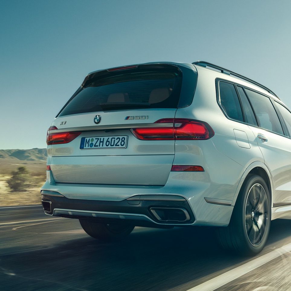 BMW X7 M50i, zadný pohľad BMW X7 M50i vo farbe Mineral White, jazdiace vozidlo, zadný pohľad, G07, 2019