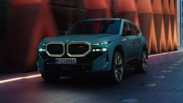 BMW XM G09 V8 plug-in hybrid bočný pohľad BMW XM G09 V8 plug-in hybrid bočný pohľad pred budovou