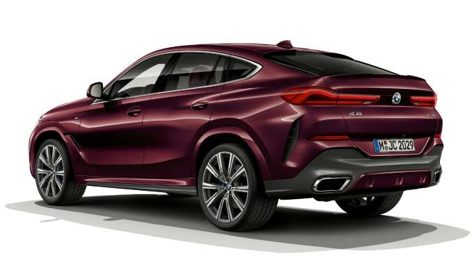 BMW X6 s BMW Individual, zadná časť. BMW X6 s BMW Individual v trojštvrťovom zadnom pohľade.