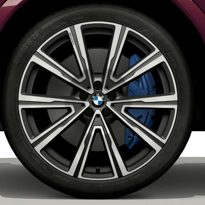 BMW X6 s BMW Individual, disk kolesa z ľahkej zliatiny. BMW X6 s BMW Individual so zameraním na disk kolesa z ľahkej zliatiny.