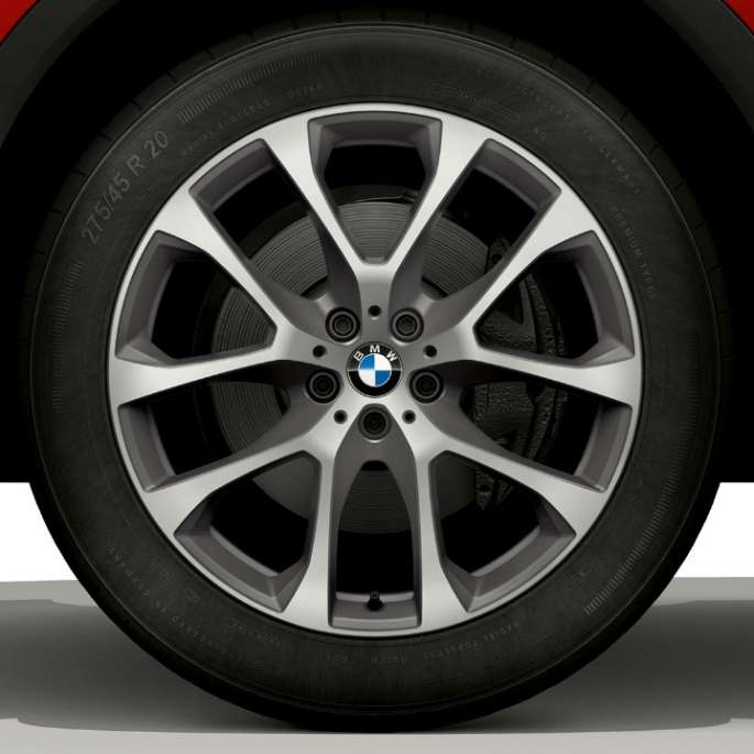 BMW X6 s BMW xLine, disk kolesa z ľahkej zliatiny. BMW X6 s BMW xLine so zameraním na disk kolesa z ľahkej zliatiny.