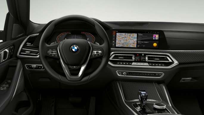 BMW X6 s BMW xLine, kokpit. BMW X6 interiér s BMW xLine so zameraním na kokpit.
