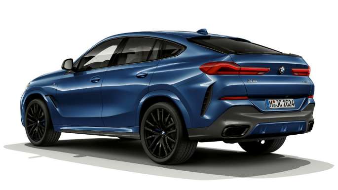 BMW X6 s balíkom M Sport, zadný pohľad. BMW X6 s balíkom M Sport v trojštvrťovom zadnom pohľade.