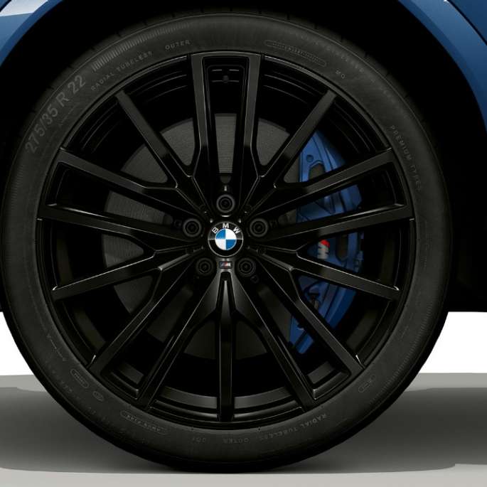 BMW X6 s balíkom M Sport, disk kolesa z ľahkej zliatiny. BMW X6 s balíkom M Sport so zameraním na disk kolesa z ľahkej zliatiny.
