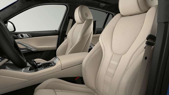 BMW X6 s balíkom M Sport, čalúnenie. BMW X6 interiér s balíkom M Sport so zameraním na čalúnenie.