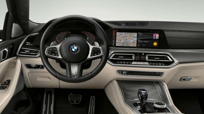 BMW X6 s balíkom M Sport, kokpit. BMW X6 interiér s balíkom M Sport so zameraním na kokpit.