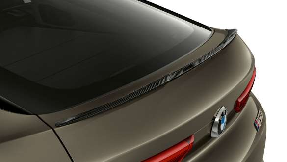 M karbónový zadný spojler. BMW X6 s detailným zobrazením M karbónových zadného spojlera.