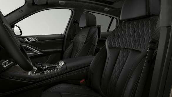 BMW X6 športové sedadlá. BMW X6, interiér so zameraním na športové sedadlá.