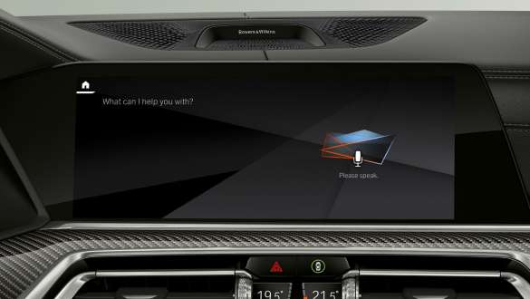 Head-Up displej BMW Intelligent Personal Assistant. BMW X6 kokpit s pohľadom na BMW Intelligent Personal Assistant a Head-Up displej.