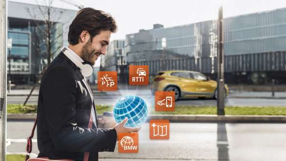 Muž držiaci ConnectedPackage Professional. Muž držiaci v ruke ConnectedPackage Professional.