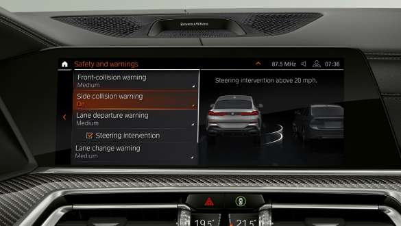 Head-Up displej s Driving Assistant Professional. BMW X6 kokpit s pohľadom na Driving Assistant Professional na Head-Up displeji.